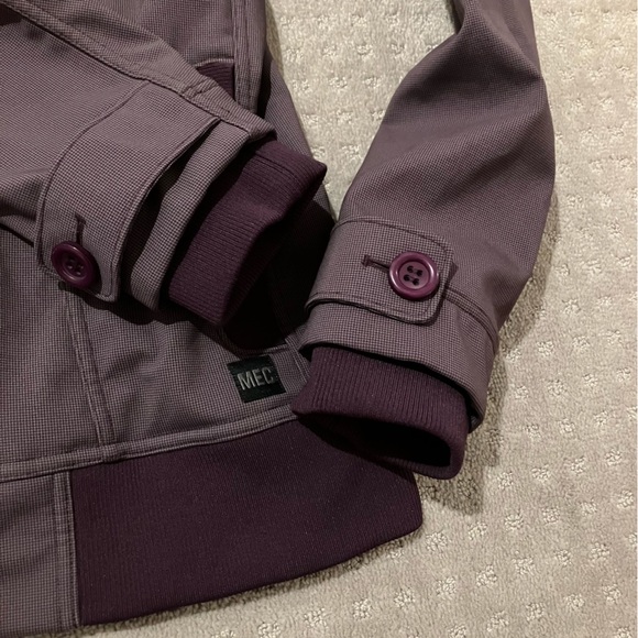 Mountain equipment coop maroon / purple zip up jacket / shell with pockets.  EUC - Picture 5 of 11
